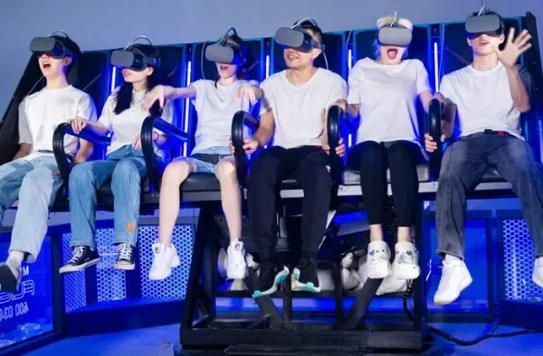VR-Flying-Theater: 6-Sitzer-VR-Simulator mit Nutzern